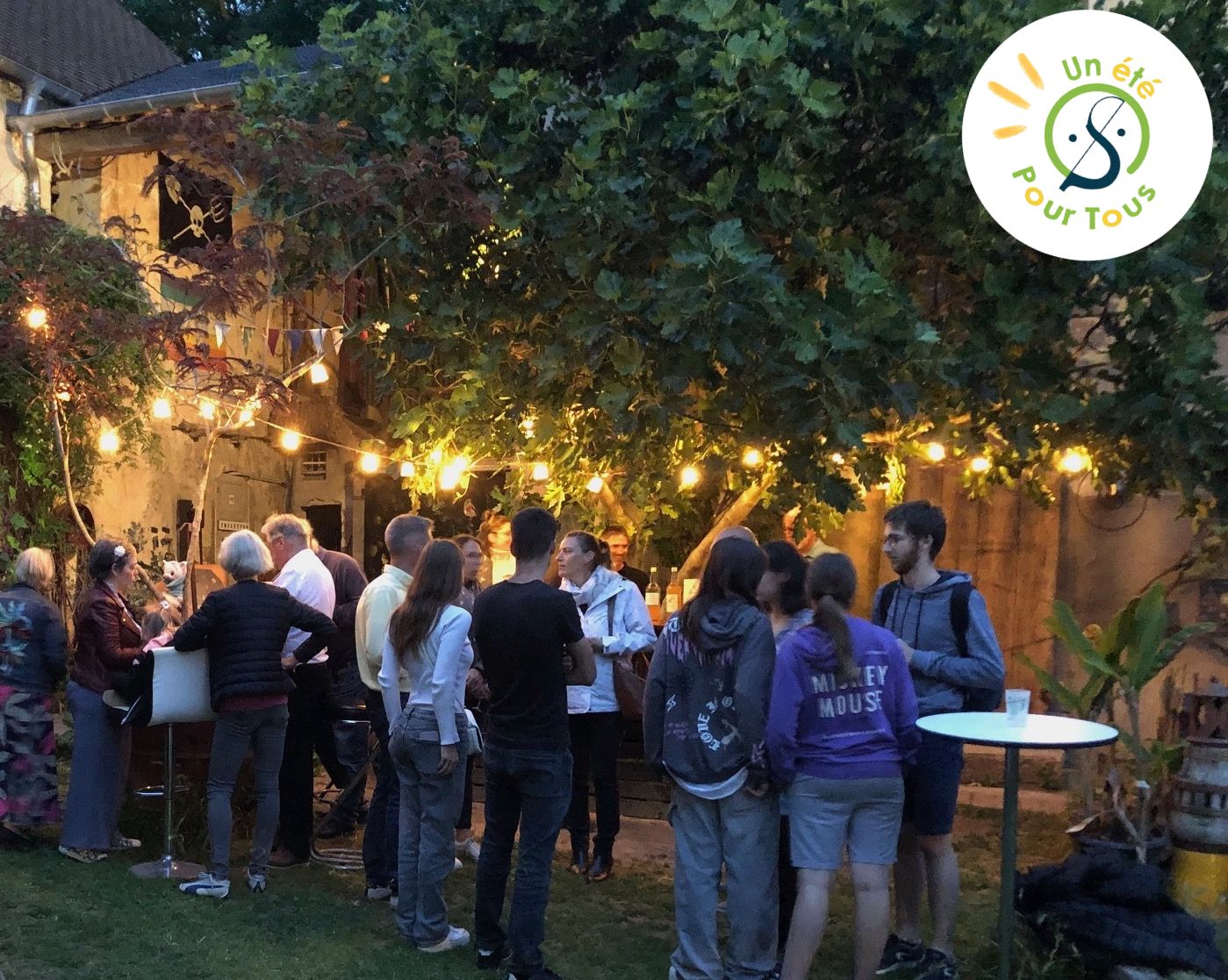 Un moment convivial autour de boissons rafraîchissantes pour l’apéro du vendredi soir à la Ferme de la Cure, à Sailly.