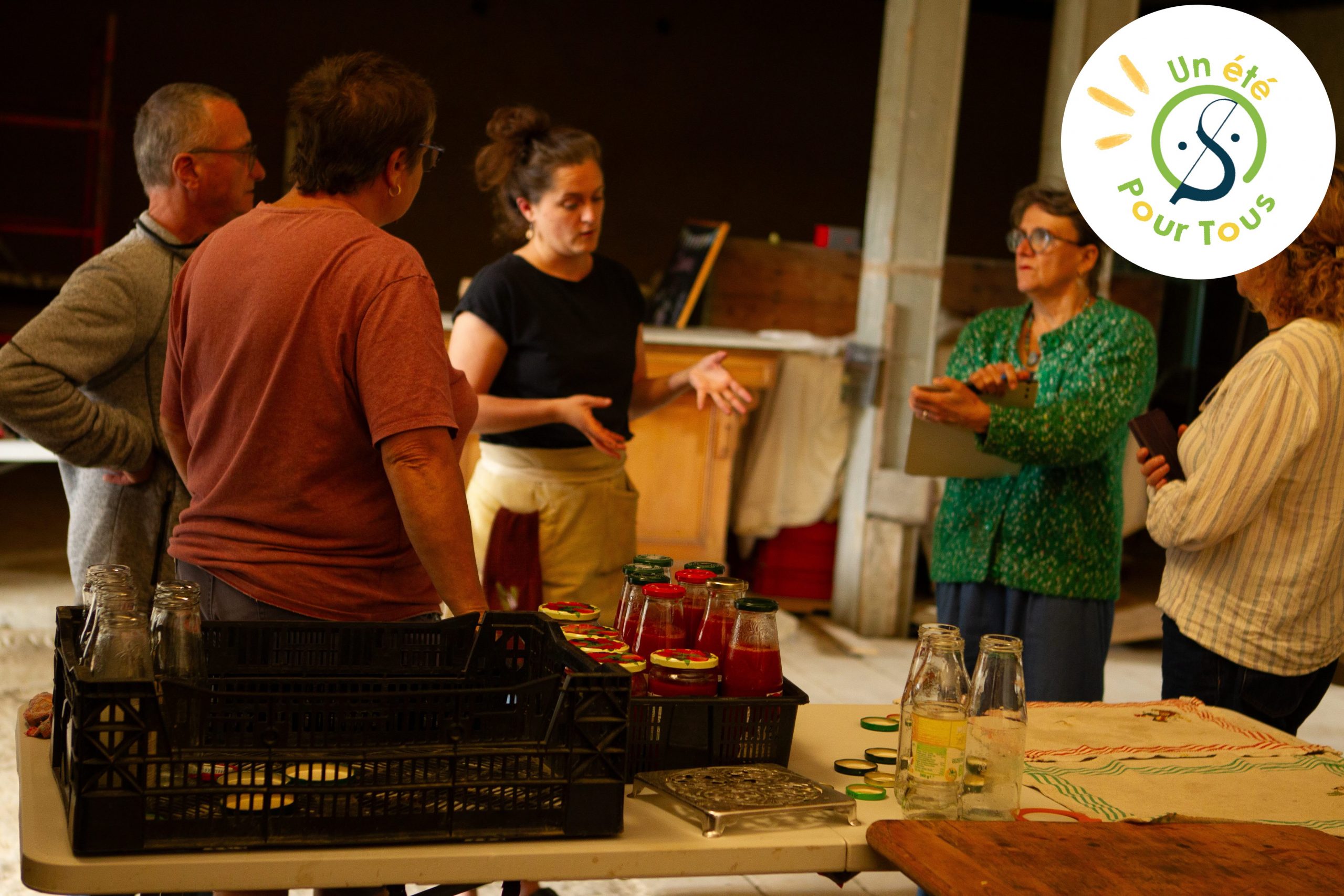 Des participants découvrent la transformation et la conservation des produits du jardin à la Ferme de la Cure, à Sailly.