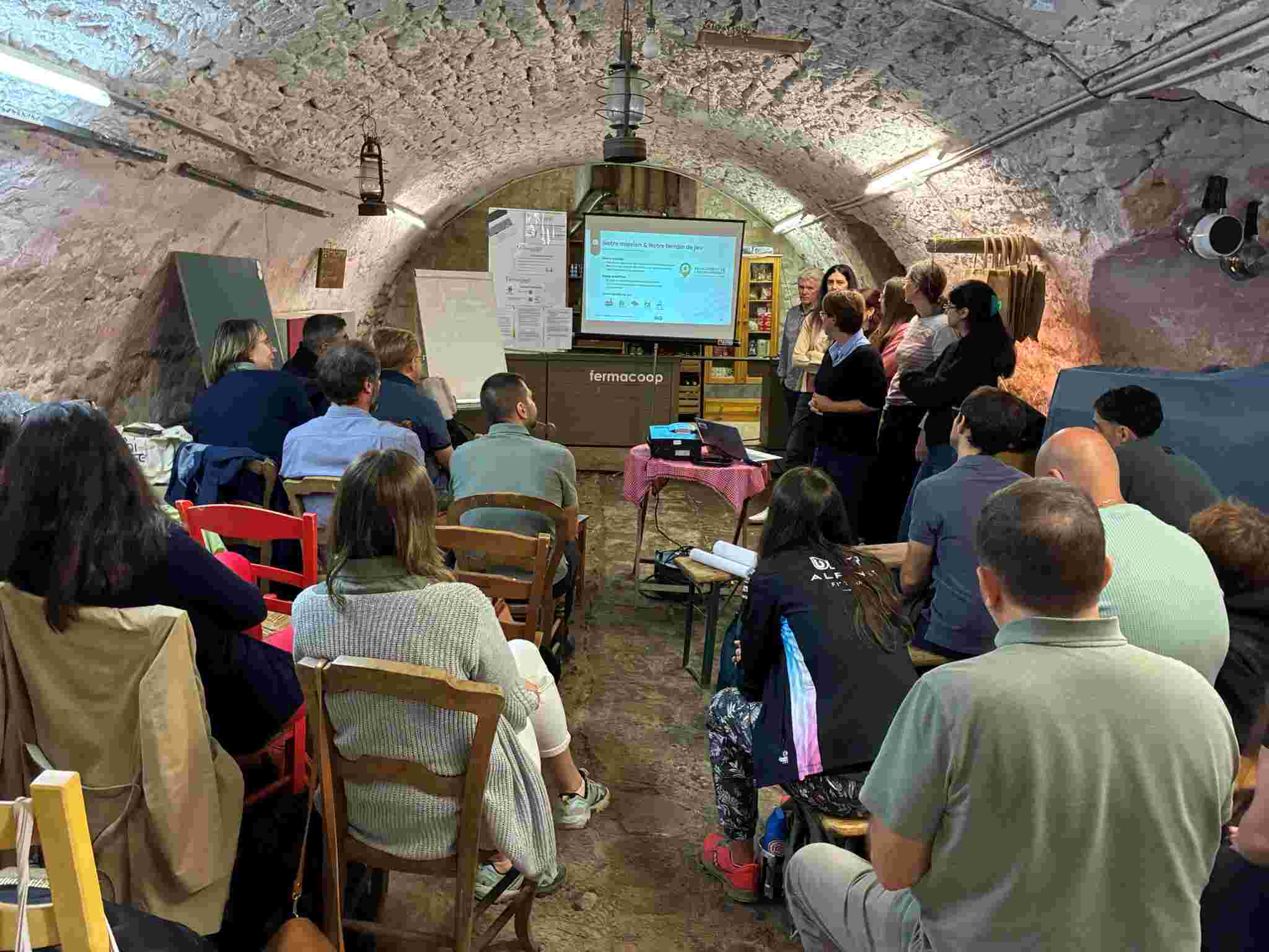 Participant du team bulding a pleine séance de travail devant une présentation de leur collègue