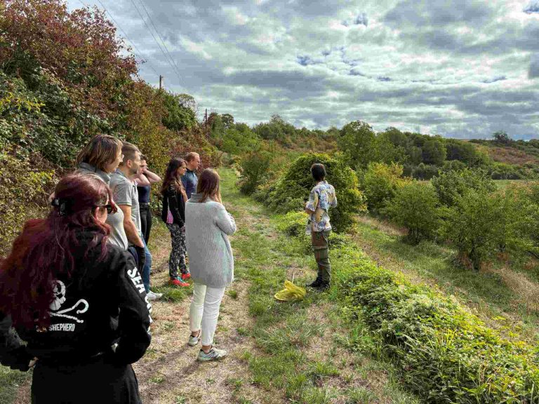 Participant du team bulding en pleine atelier nature, sortie pour la visite a l’extérieur de la ferme de la Cure