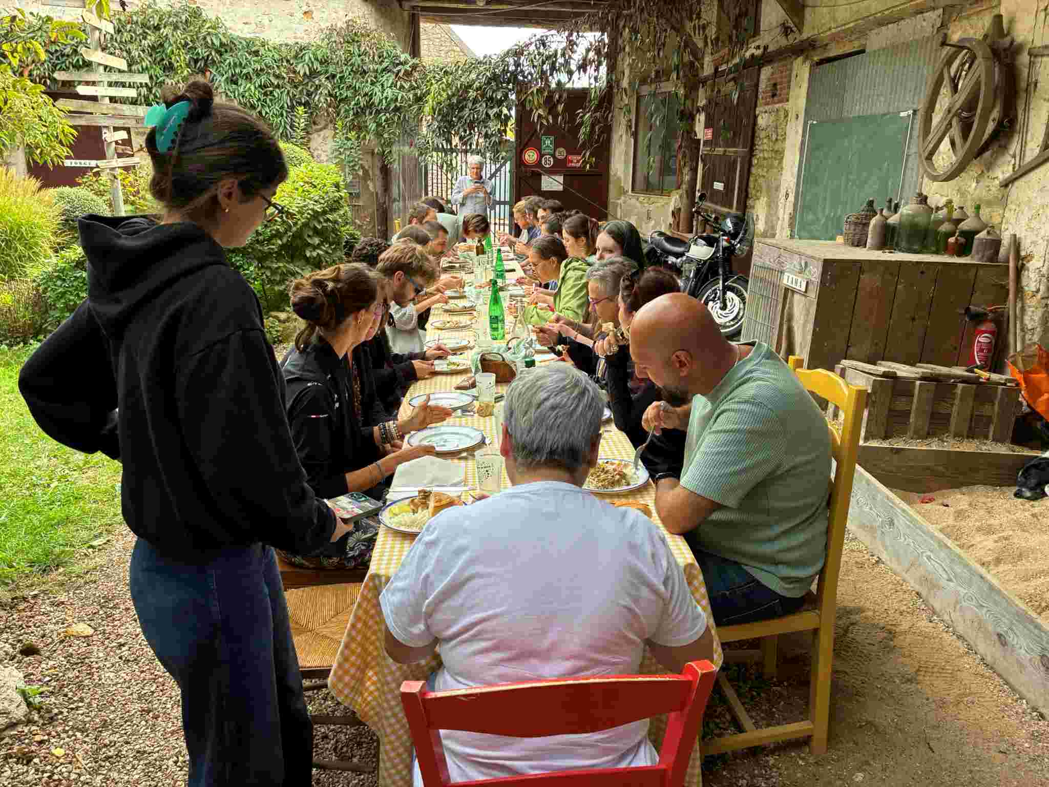 Participant du team bulding pendant la pose repas